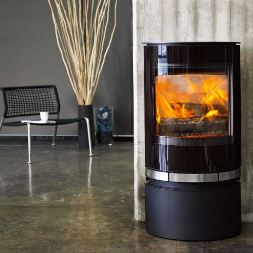 The black steel body and beautiful ribbon stainless steel handles make this a stunning stove.