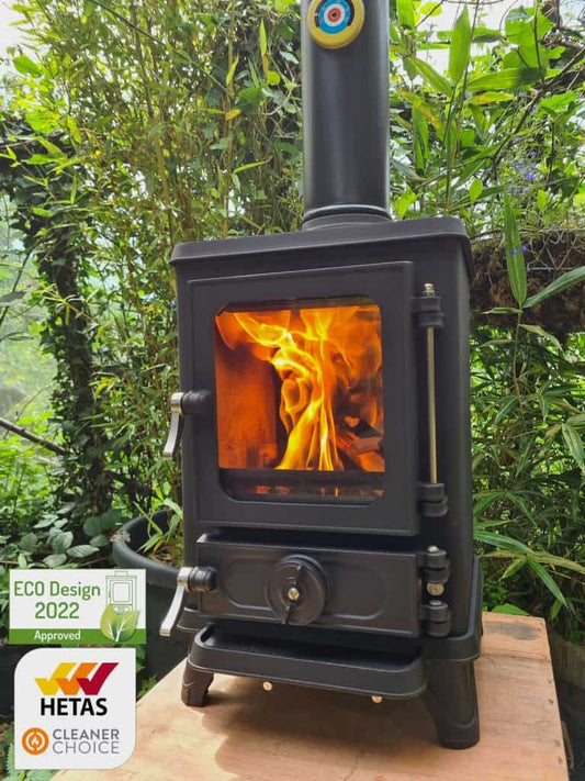 The Hobbit stove SE is a small cast iron multi-fuel stove that is able to burn wood, coal or eco logs, and it’s specifically designed for installations where the space for a stove might be more limited. 