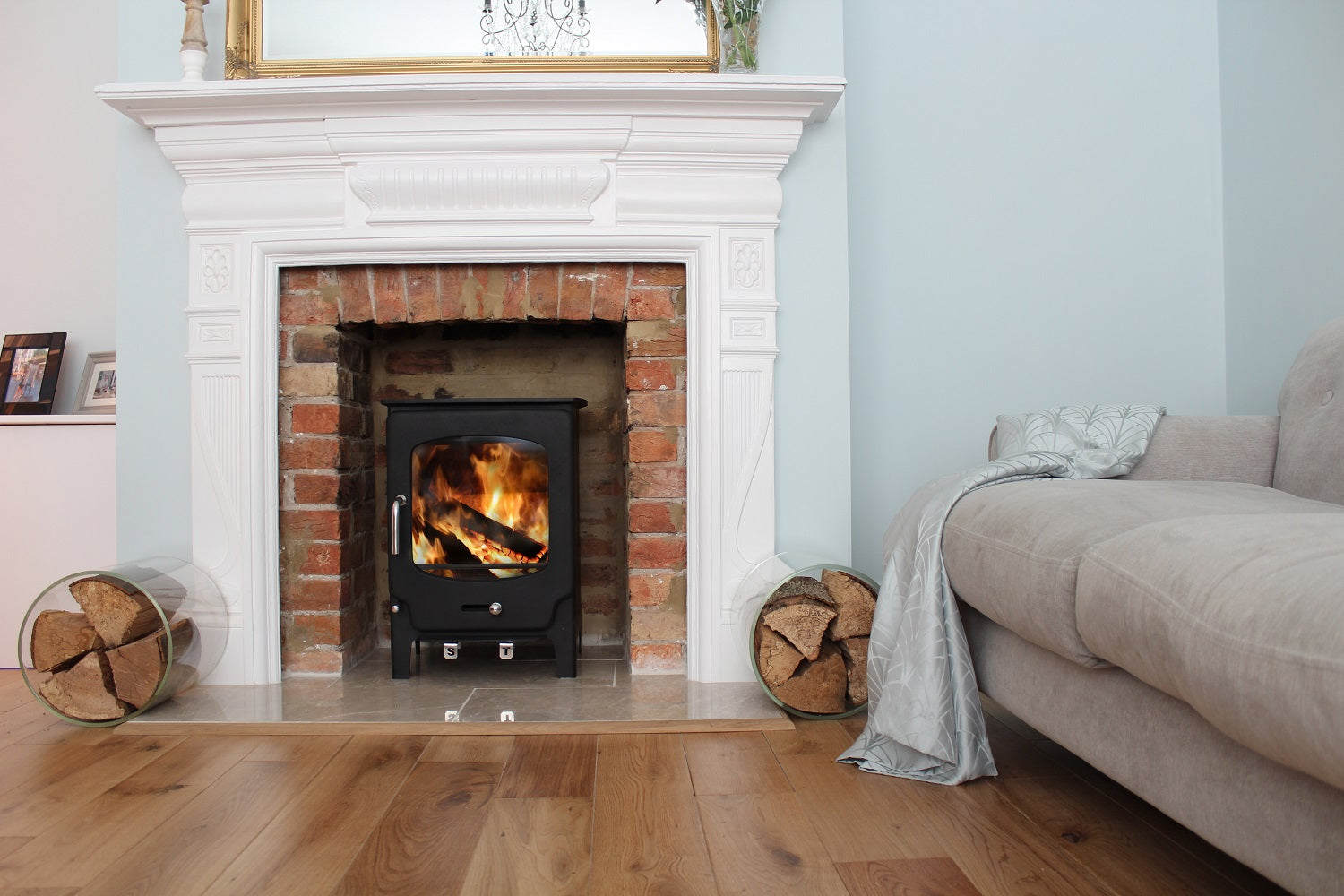 It stlish black mettallic finish and traditional form will enhance any fireplace.